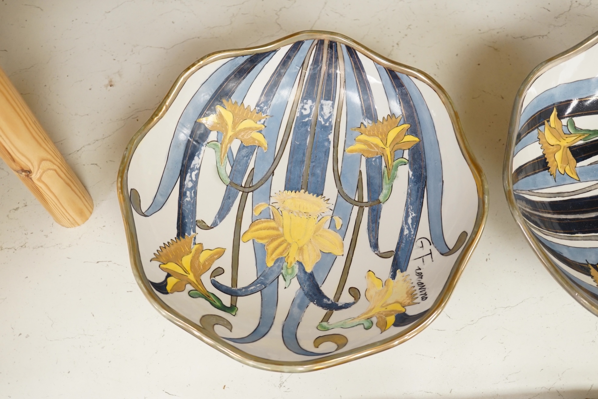 A pair of Fieravino pedestal daffodil dishes, 31cm diameter. Condition fair, one with notable surface wear.